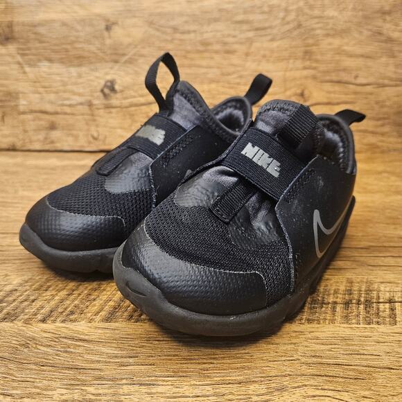 Nike Flex Runner Triple Black slip on running sneaker size 7 childs - Picture 9 of 9